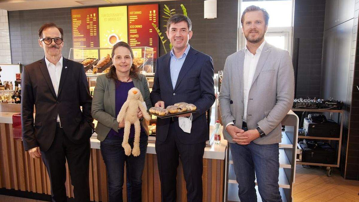 Bezirksvorsteher Helmuth Scheuch, Nina Reiterer (Kinderhilfe), Daniel Boaje, Viktor Larissegger (WKO Steiermark) bei der Eröffnung