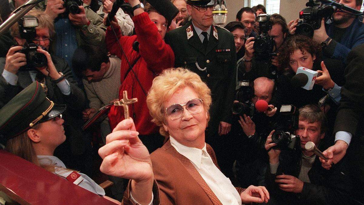 Dieses Bild ging um die Welt: Serienmörderin Elfriede Blauensteiner hält 1997 zu Prozessbeginn ein Kreuz in der Hand