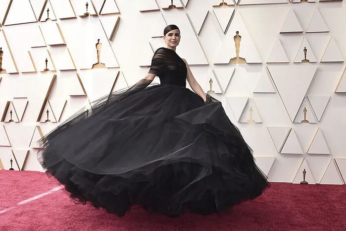 Der Preis für den meisten Stoff indes geht an Sofia Carson für ihre Abendbegleitung von Giambattista Valli