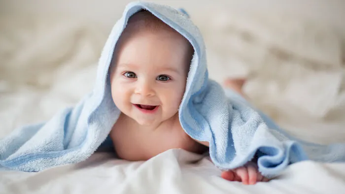 0 bis 12 Monate: In diesem Alter sollten die Zähne von Babys einmal pro Tag abends mit einer weichen Zahnbürste geputzt werden. Wichtig: Dauernuckeln an Schnuller oder Flaschevermeiden und keine zuckerhaltigen Getränke anbieten!