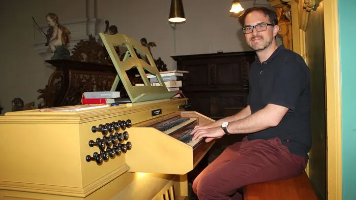 Organist Martin Berger am Spieltisch der 35 Jahre alten Kögler-Orgel in der Josefskirche, der Stadtpfarrkirche von Voitsberg.
