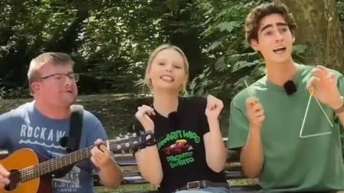 Phillip Theesfeld (links) mit Esther Graf und Julian (@unstopable.julian)