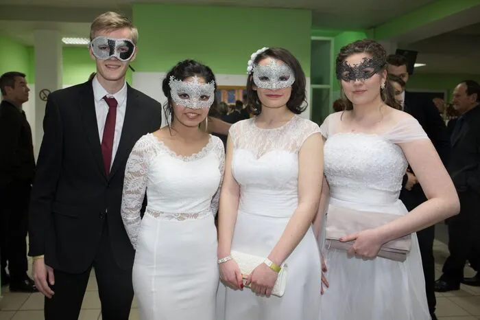 Klicken Sie sich durch weitere Fotos der Ballnacht. 