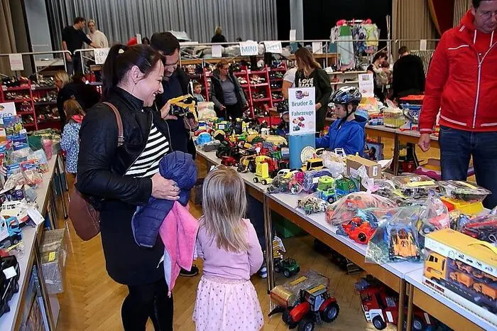 Baby- und Kinderkleidung, Schuhe und Umstandsmode, alles war genau nach Größen sortiert, Kinderwagen, Hochstühle, Spielsachen, Bücher, CDs, DVDs, Autositze, Kinderräder sowie viele andere Gegenstände wurden angeboten.