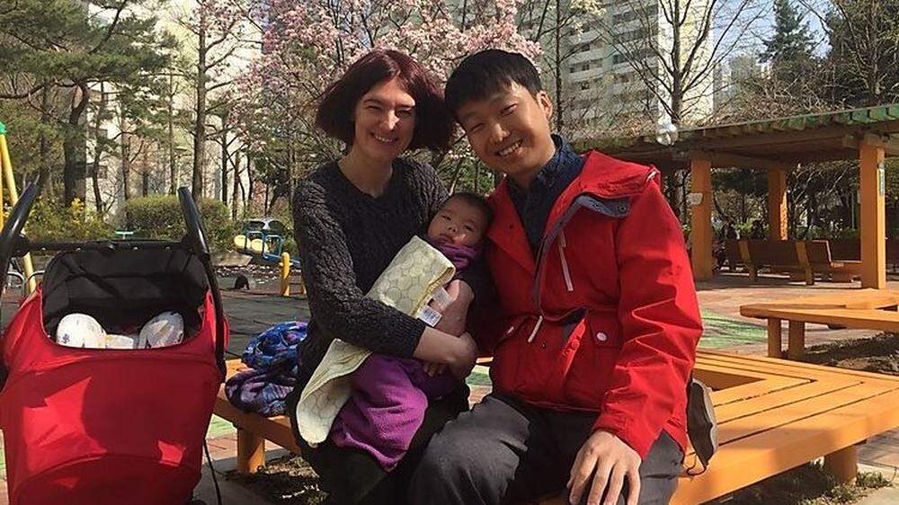 Vor der Krise noch ohne Maske: Nina Roblyek mit Ehemann Jusung Kim und Baby Lian
