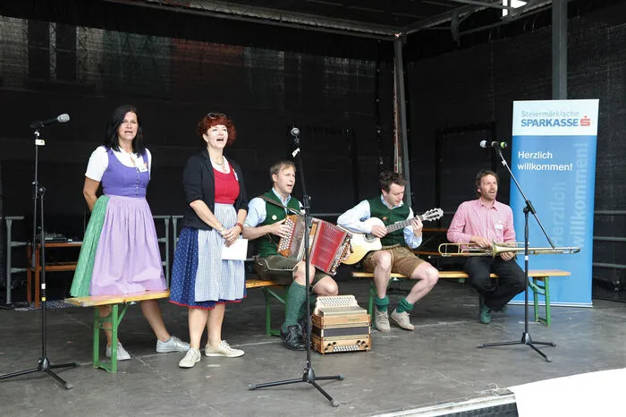 Bei perfektem Wetter – bewölkt, aber trocken – folgten etwa 500 Menschen dem Aufruf, ungezwungen miteinander zu singen und zu feiern.