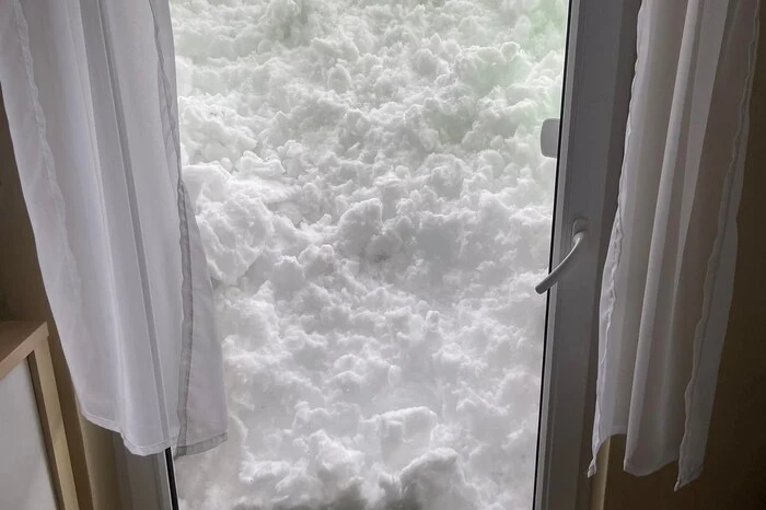 Bei Michaela Hochrinner aus Eisenerz "lacht" der Schnee schon bei der Terrassentüre herein