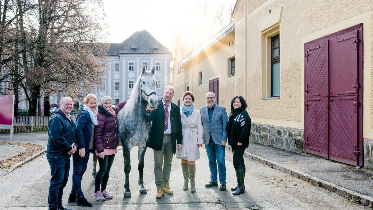 Carsten Borchert, die glücklichen Empfängerinnen von Lipizzaner Neapolitano Argentina, Erwin Movia, Susanne Haubenhofer, Kurt Riemer und Linda Peißl