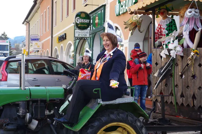 Die Vorhut bildete, wie es sich gehört, die übersiedelte Polizei ...