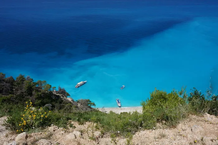Besonders schön: Egremni Beach, den die meisten per Boot erreichen. Oder über eine Stiege mit 300 Stufen! Macht nichts, der Strand ist es wert! Karibikfeeling pur!