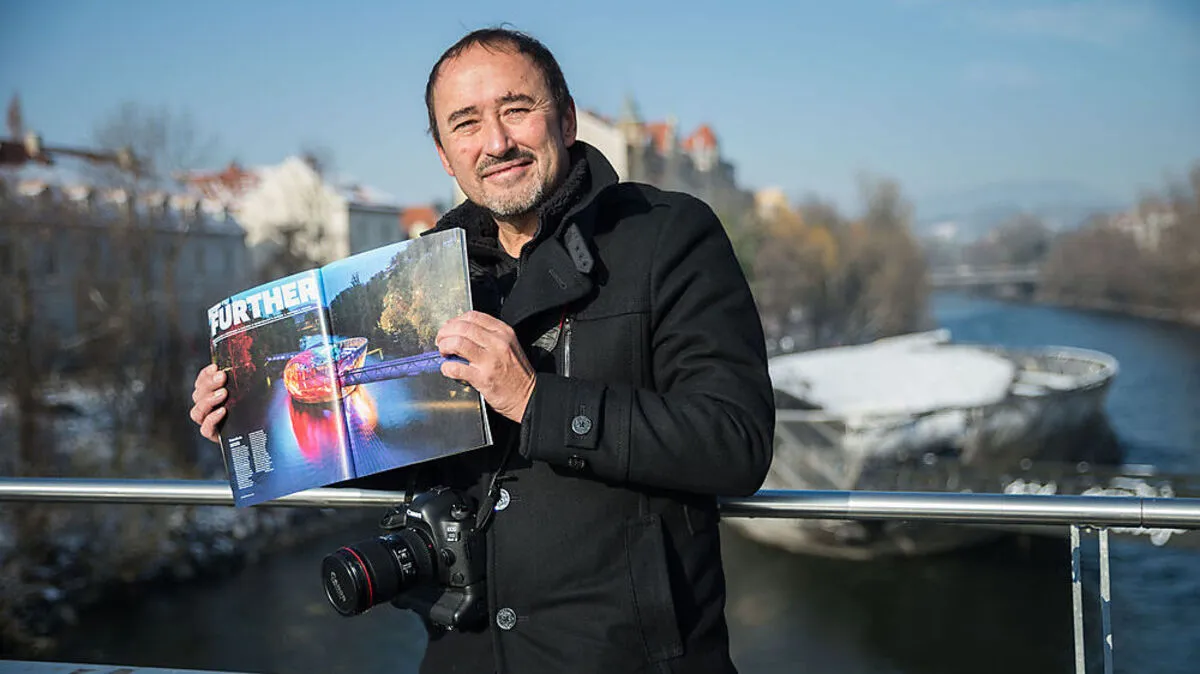 Schiffer mit dem US-Magazin, in dem sein Foto abgedruckt wurde