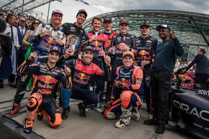 Formel-1-Weltmeister Max Verstappen und andere Motorsportler wie zum Beispiel KTM-Testpilot Dani Pedrosa oder Rallye-Dakar-Sieger Daniel Sanders waren mit dabei.