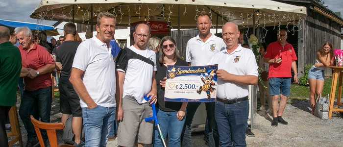 Fünf Menschen stehen nebeneinander