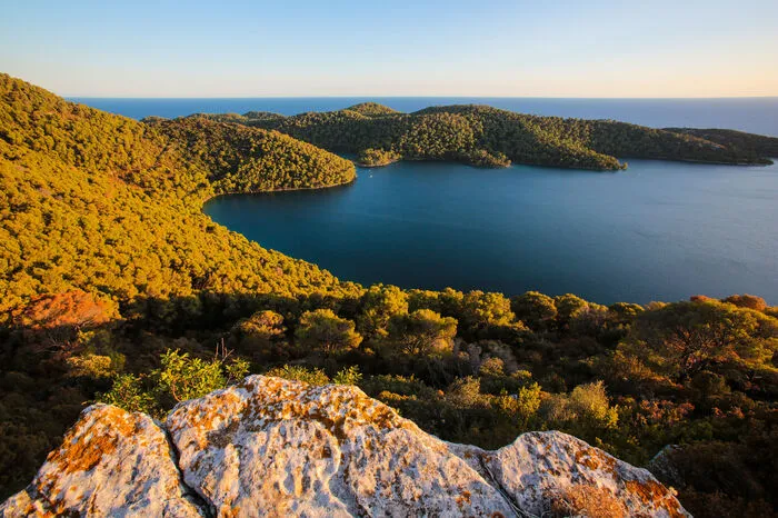 Nationalpark Mljet. Mehr als ein Viertel der Insel Mljet, eine der am stärksten bewaldeten Inseln im Mittelmeer, steht unter Schutz. Er umfasst die beiden Seen, die Klosterinsel St. Maria, die Bucht von Soline und das umliegende Meeresgebiet inklusive vorgelagerter Inseln.