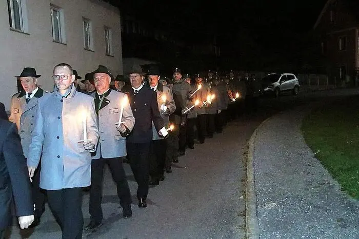 ... ging es im Fackelzug zum Kriegerdenkmal.