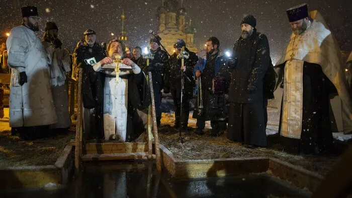 Mit traditionellen Eisbädern haben sich in Russland mehr als zwei Millionen russisch-orthodoxe Gläubige symbolisch von ihren Sünden befreit.