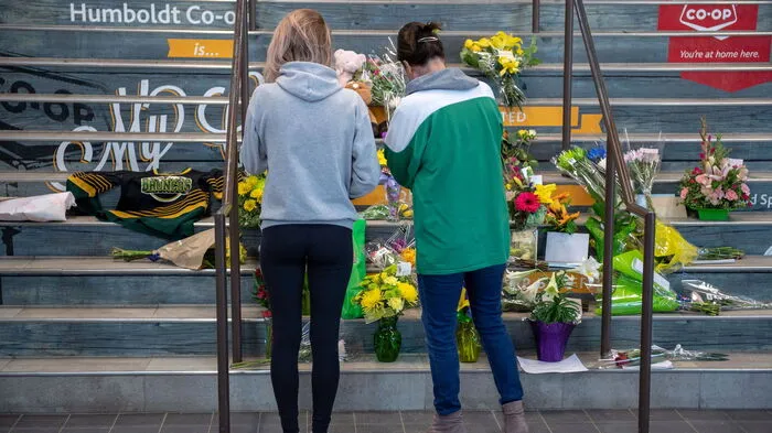 Mehrere Spieler der Humboldt Broncos sind bei dem Busunfall ums Leben gekommen. Die Trauer ist groß. In der Eishalle des Teams wurden Blumen niedergelegt.