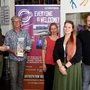 Im Jugendzentrum Wolfsberg stehen fünf Menschen nebeneinander 