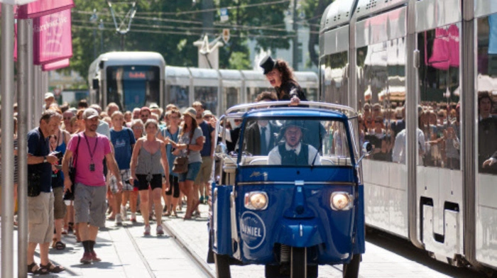 Wenn die Anarcho-Clowns von "Wandering Orquestra" die Grazer Herrengasse stürmen, haben die Straßenbahnen Pause.