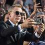 In jeder Lage saucool: Daniel Craig beim Selfie-Schießen mit Fans