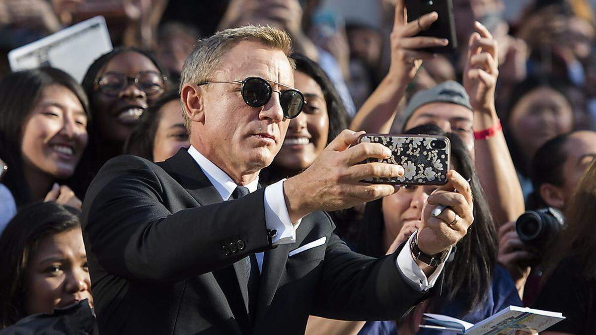 In jeder Lage saucool: Daniel Craig beim Selfie-Schießen mit Fans