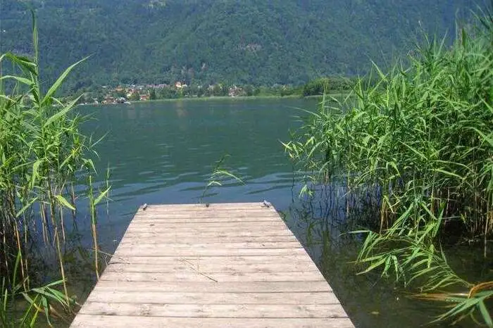 Ein Haus mit Seezugang am Ossiachersee. 50 m², drei Zimmer, 1090 m² Seegrund. Preis: 2,5 Millionen Euro