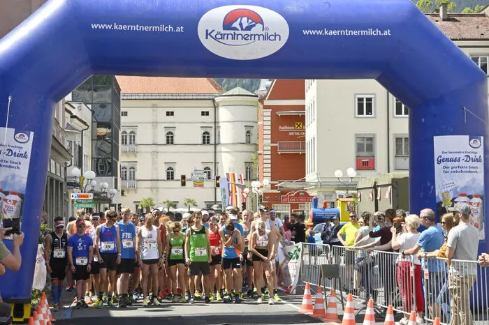 Start der Hauptläufer, im Hintergrund das Schloss Porcia.