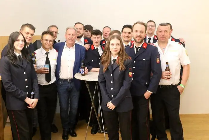 Unter den Saloon-Girls und Cowboys gesichtet wurden unter anderem Bürgermeister Harald Tellian mit Stellvertreter Robert Cech, Feuerwehrkommandant Andreas Nuart sowie Schrotthändler Christian Korak.