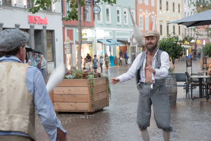 In der Innenstadt begeisterten Straßenkünstler die Besucher.