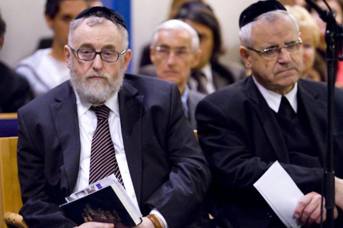 Heinrich Schnuderl knüpfte aber auch Kontakte hin zu anderen Religionen: Hier mit Oberrabbiner Paul Chaim Eisenberg beim zehnjährigen Gedenken an die  Wiedererrichtung der Synagoge in Graz.