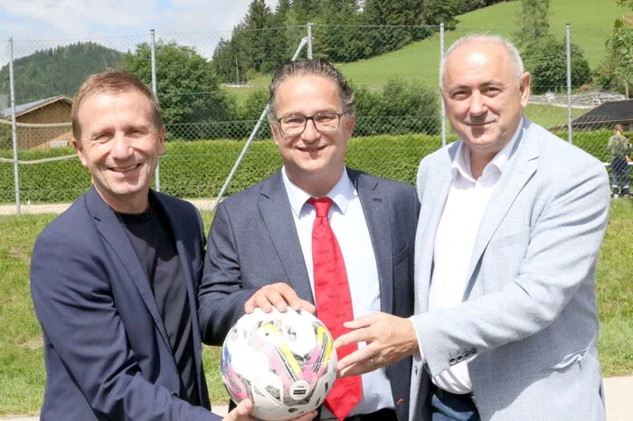 Obmann Jakob Leitgeb (Mitte) konnte anlässlich des 70-Jahr-Jubiläums unter anderen die Fußballpräsidenten Klaus Mitterdorfer (Österreich, links) und Radenko Mijatovic (Slowenien, rechts), der übrigens vor rund 30 Jahren als Spieler der Straßburger Kampfmannschaft im Einsatz stand, willkommen heißen.