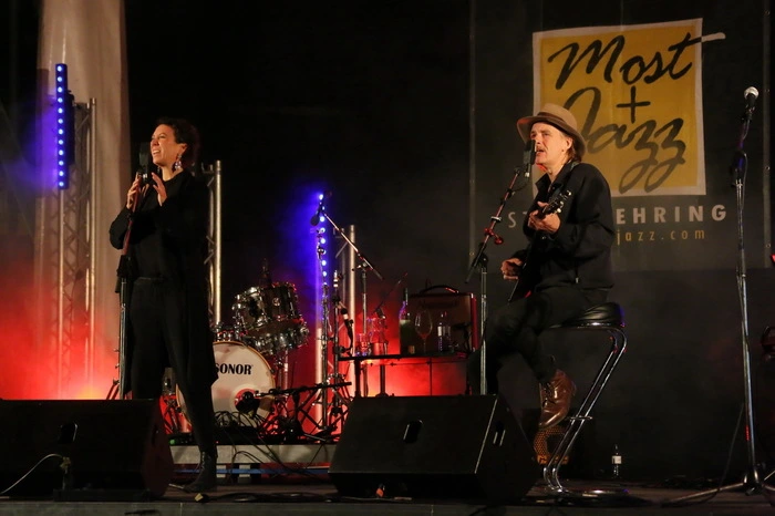 Im zweiten Act präsentierten der Liedermacher und Autor Ernst Molden und die Schauspielerin und Sängerin Ursula Strauss ihr bei Austrovynil in Fehring gepresstes Album „Wüdnis“ erstmas live.