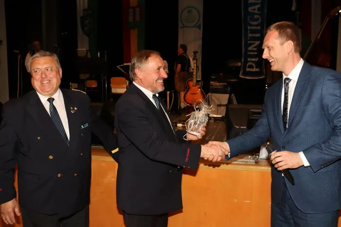 Bei dieser Gelegenheit übergab Präsident und Geschäftsführer Otto Roiss (Mitte) vom Röhren- und Pumpenwerk Bauer an Bürgermeister Lukasz Jastrzembski (rechts) einen Scheck über 5.000 Euro als finanzielle Unterstützung für die über 400 Menschen aus der Ukraine, die in der Gemeinde Lesnica betreut werden.