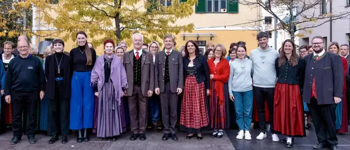 Die Chorleiterinnen und Chorleiter der zehn  Ensembles beim Platzlsingen in Spittal