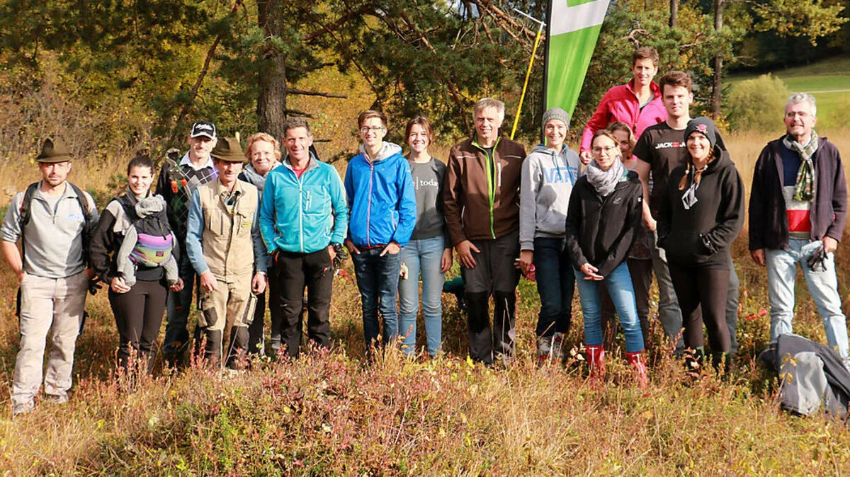 Naturschützer, Interessierte und Vereinsmitglieder beteiligten sich an der Schwendaktion 