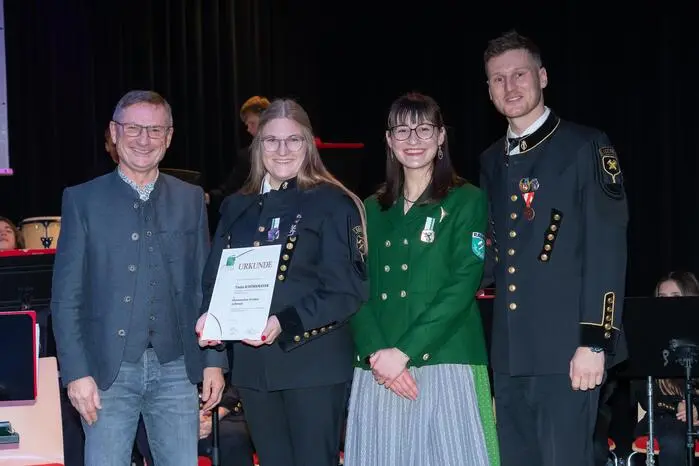 Im Rahmen des Konzerts fanden zudem zahlreiche Ehrungen statt. Musikerinnen und Musiker wurden für zehnjährige und 15-jährige Mitgliedschaft ausgezeichnet.