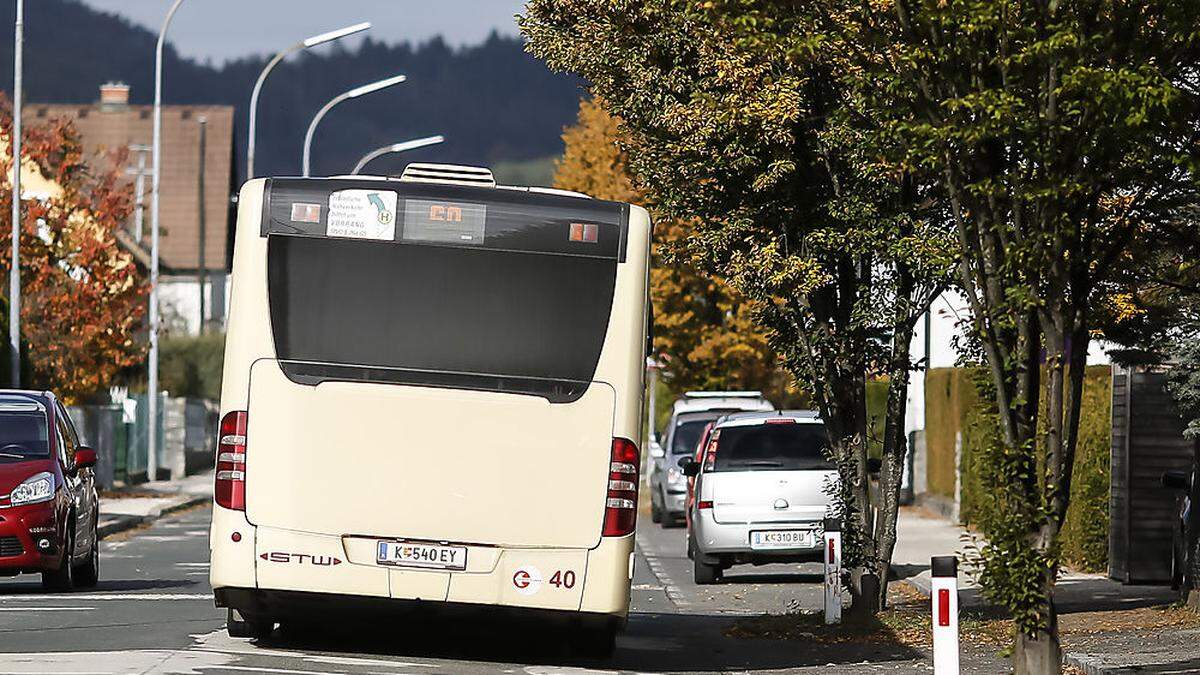 Der Bus kann fahren, ein entgegenkommendes Auto muss allerdings stehenbleiben