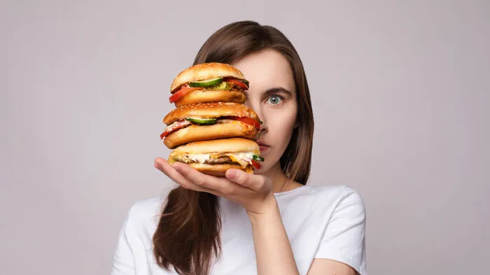 Sieben (!) Burgerlokale gibt es in Graz allein rund um den Jakominiplatz. Die Stadtredaktion der Kleinen Zeitung kostete Cheeseburger mit Pommes – und zückte gar die Waage.