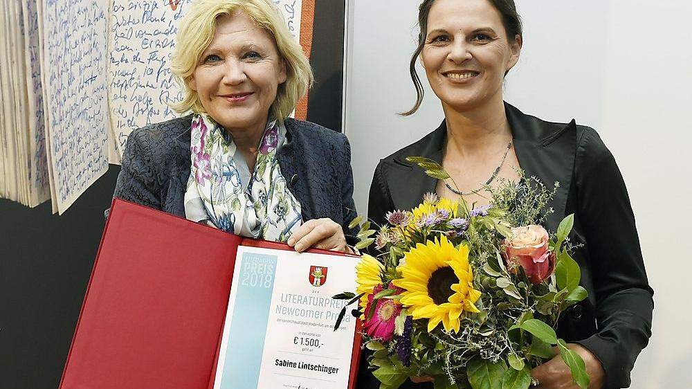 Bürgermeisterin Maria-Luise Mathiaschitz gratuliert Gewinnerin Sabine Lintschinger