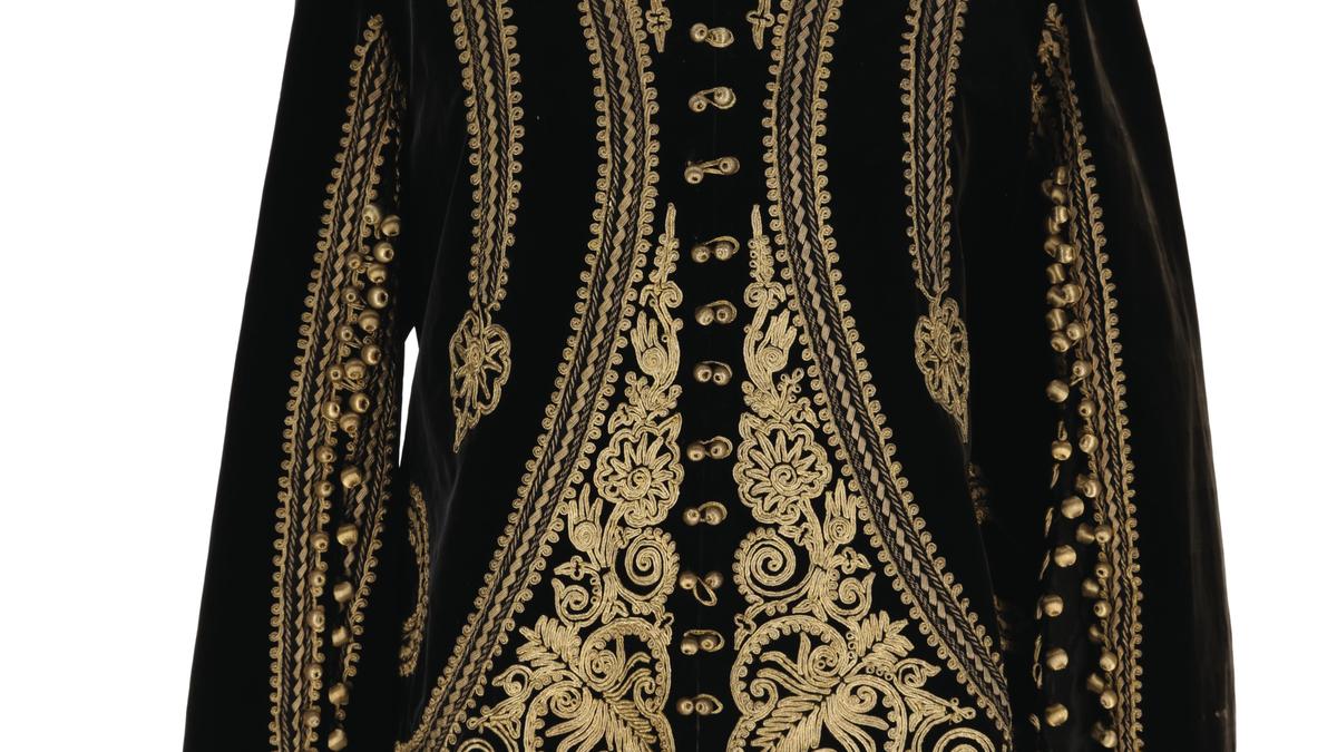 Bei einer Auktion im Wiener Dorotheum ist unter anderem eine ungarische Samtjacke von Kaiserin Elisabeth (Sisi) um 62.400 Euro versteigert worden