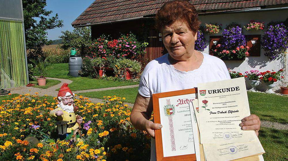 Stolz ist Elfriede Dobnik auf die vielen Urkunden, die sie bereits bei der Blumenolympiade bekommen hat. Auch heuer ist ein Stockerlplatz dabei 