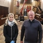 Dechant Martin Edlinger und Jessica Roßmann vom Bundesdenkmalamt bei der Wiederaufstellung des Fastentuches  