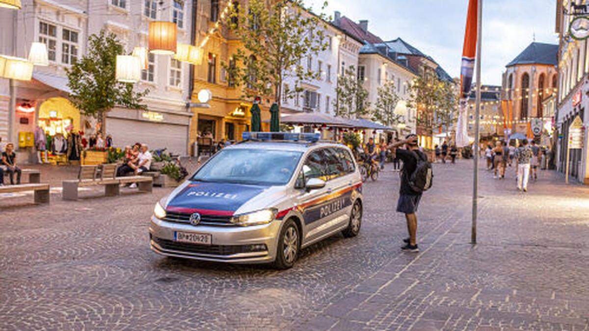 Polizei und Behörde kontrollieren