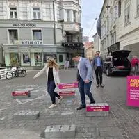 Ein Bild vom pinken Wahlkampfauftakt aus dem Mai 2026: Nach Pointners Rückzug müssen jetzt Verena Garber (Listenzweite) und Alexis Pascuttini (Listendritter) die politische Last tragen