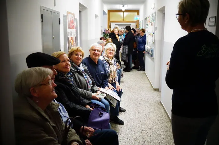 Zahlreiche Menschen ließen es sich nicht nehmen, sich sogar schon vor dem offiziellen Startschuss anzustellen.