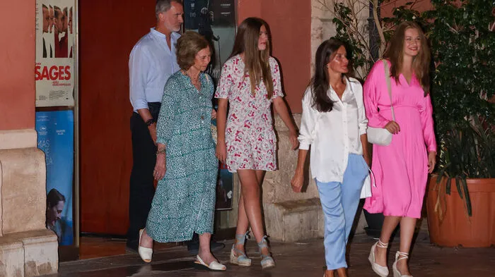 Die spanische Königsfamilie ließ sich den "Barbie"-Film natürlich auch nicht entgehen. Prinzessin Leonor erschien standesgemäß im pinken Outfit.