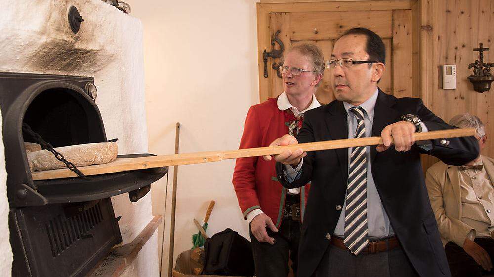 Der japanische Botschafter Kiyoshi Koinuma hat bei seinem Besuch in Liesing ein Lesachtaler Brot „eingeschossen“
