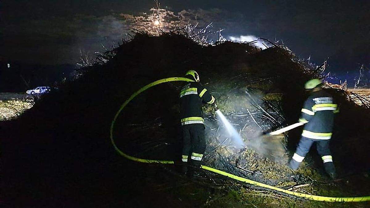 In Briefelsdorf bei Feldkirchen mussten die Feuerwehren einen brennenden Osterhaufen löschen