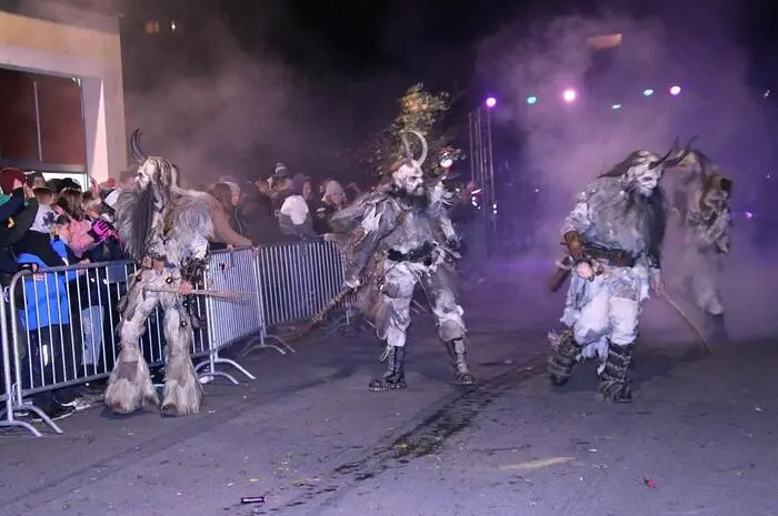 Mit teuflischen Masken, zotteligem Fell und viel Lichteffekten zogen sie ihr Spektakel ab, die Zuseher waren begeistert. 