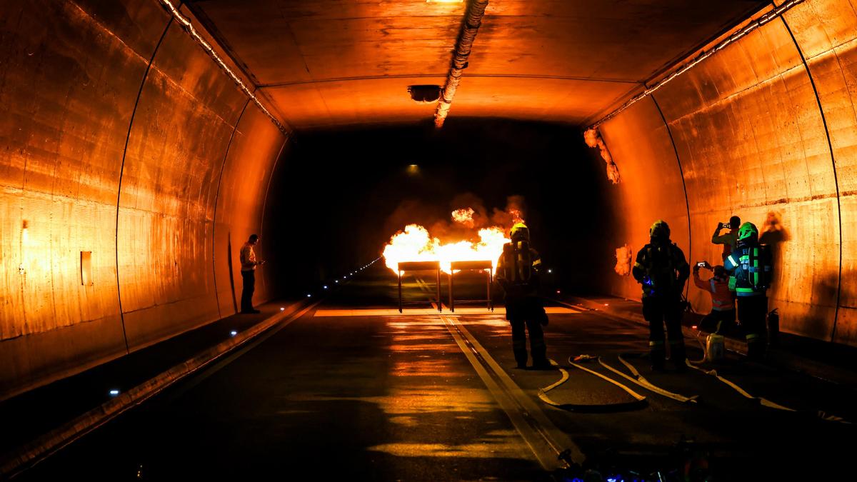 Ein Autobrand im Tunnel wurde bei der Übung simuliert